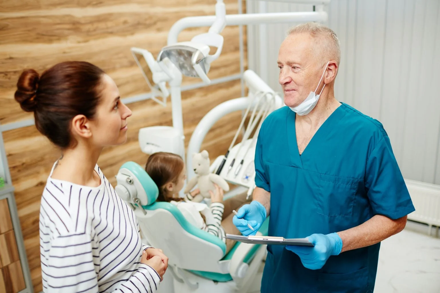 Read more about the article What Is the Difference Between a Dentist and an Orthodontist in Dubai?
